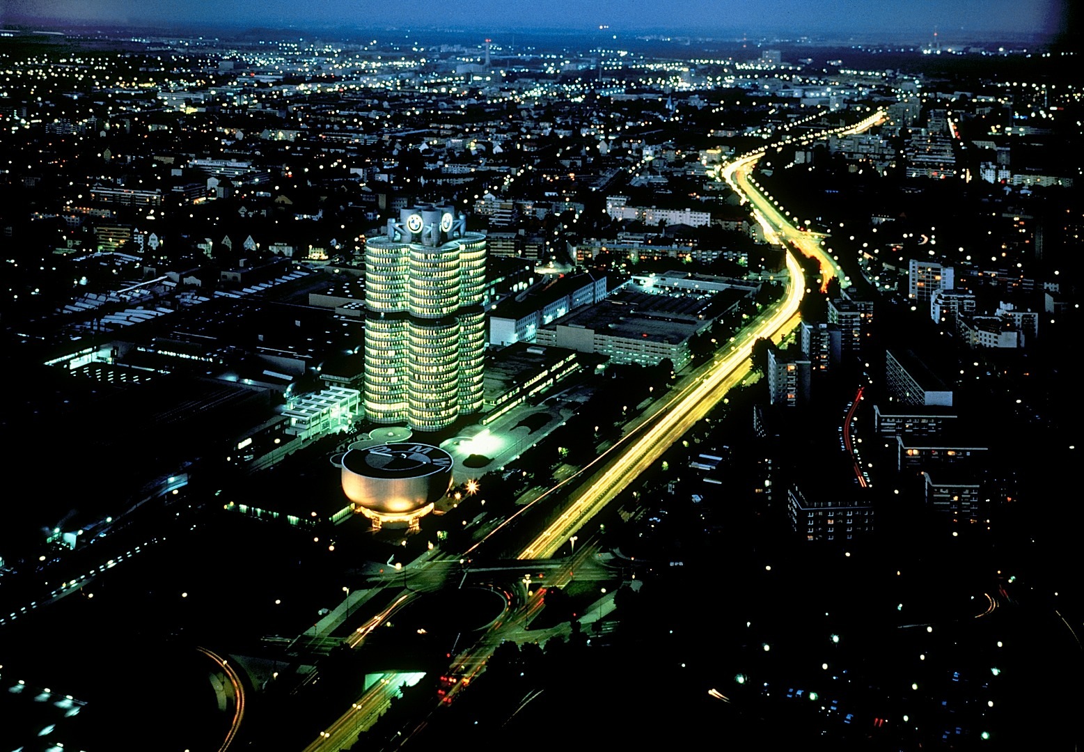 Name:  bmw-s-tower-and-museum-in-munich-celebrate-40-years-of-existence-1080p-6.jpg
Views: 5257
Size:  555.8 KB