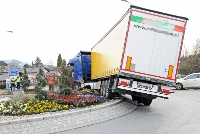 Name:  traffice circle  Lkw-Zug-auf-Kreisverkehr-Ho?chst-22-02-2016-9-650x435.jpg
Views: 3413
Size:  68.2 KB