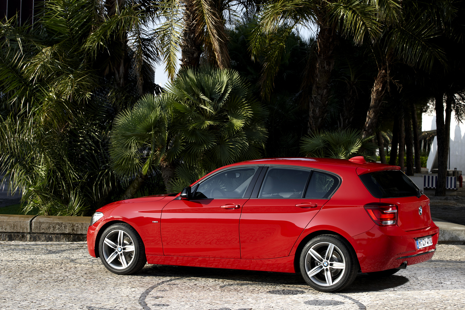 2012 BMW 1-Series Hatchback (F20) Official Information - Specs ...